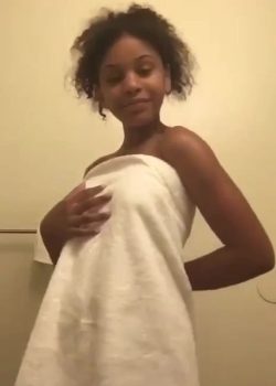 Morenita Mostrando Las Tetas 3