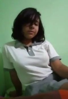 Colegiala quitandose el uniforme 5