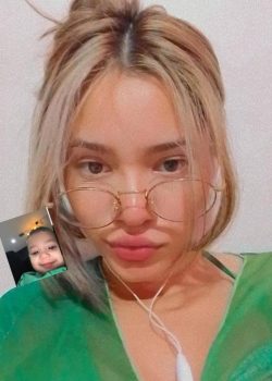 Rubia exquisita masturbandose 1