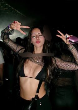 Flaca cachonda masturbandose 15