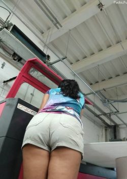 Mi prima me muestra el culo 1